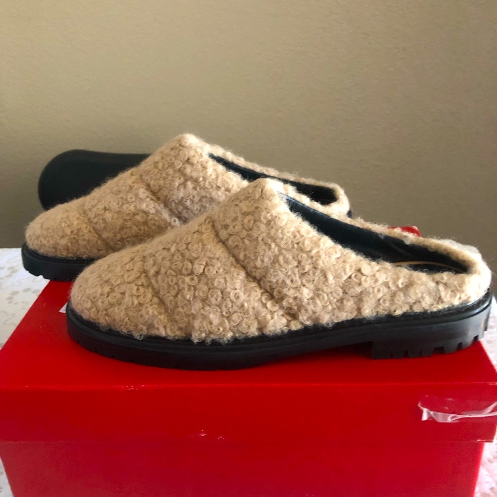 New in box STAUD Astro mules in camel shearling sz 38